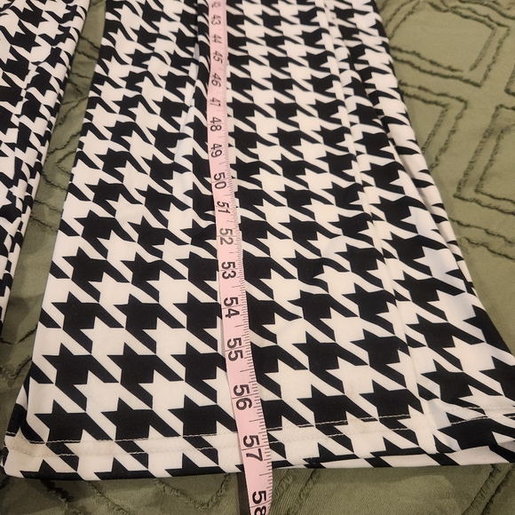 Houndstooth short sleeve black and white jumpsuit. Size Large. Hidden zi… - Picture 4 of 7